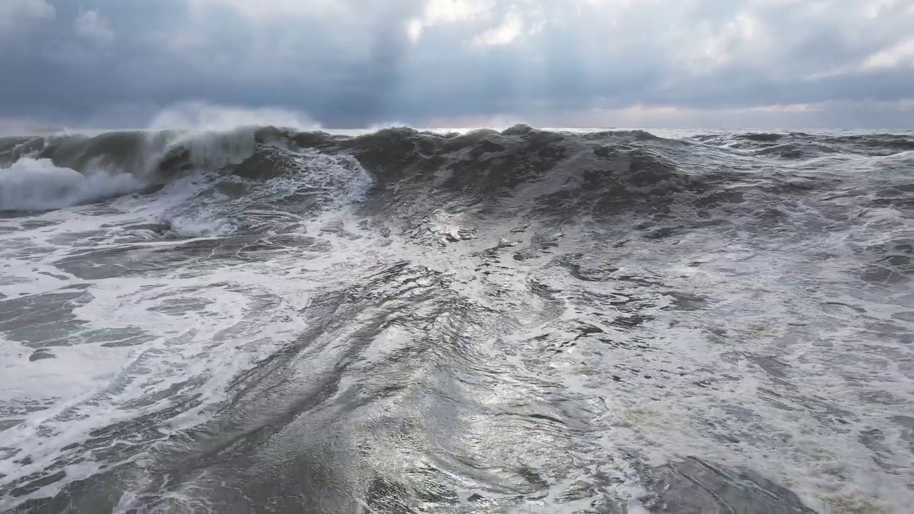 巨浪形成，拍打着海岸，溅起白色的泡沫视频素材