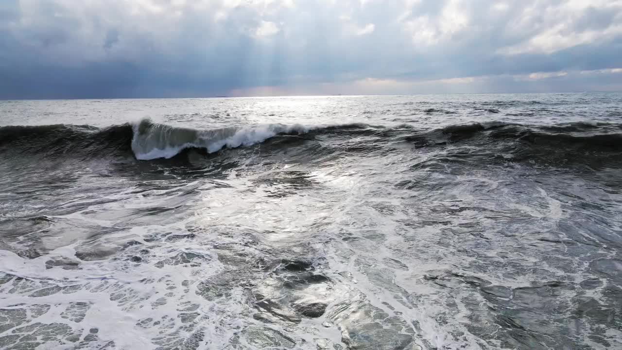 巨浪形成，拍打着海岸，溅起白色的泡沫视频素材