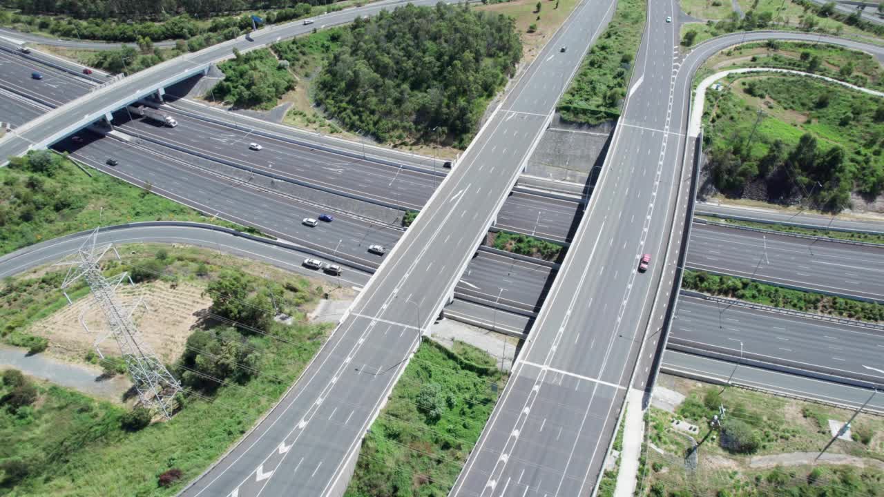 繁忙的高速公路天桥吸烟视频素材