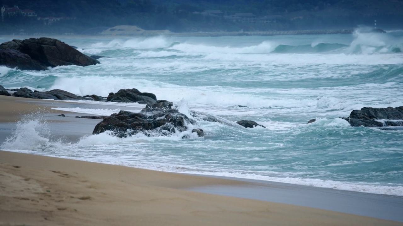 海浪打在岩石上，慢动作视频素材