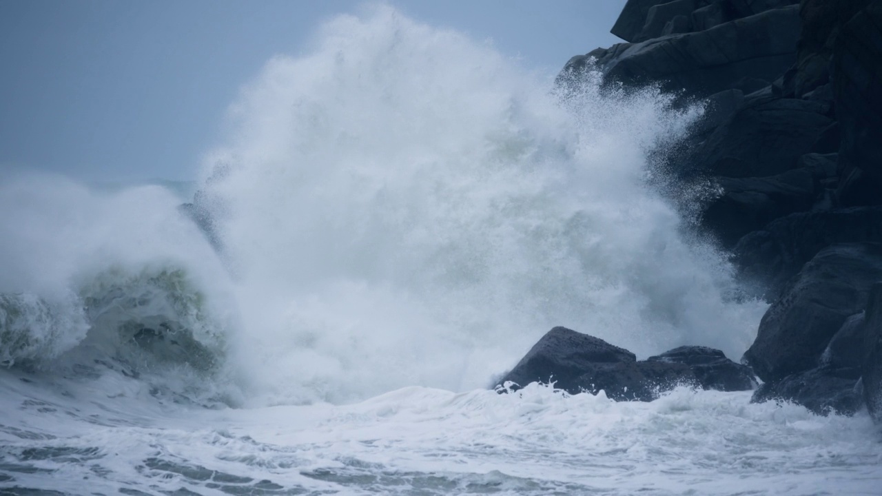 海浪涌向岩石视频素材