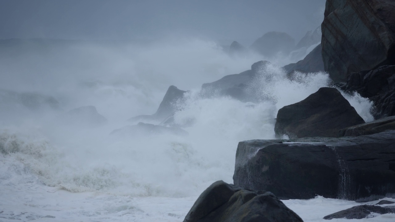 海浪涌向岩石视频素材