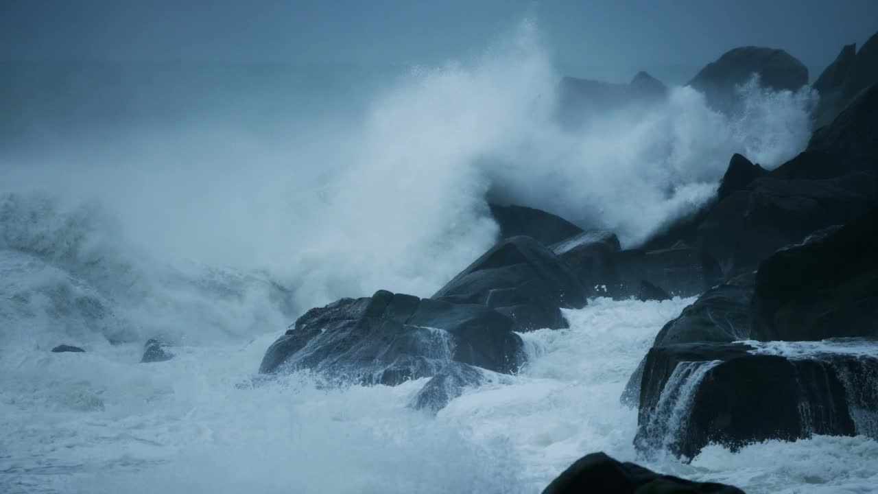 海浪打在岩石上，慢动作视频素材