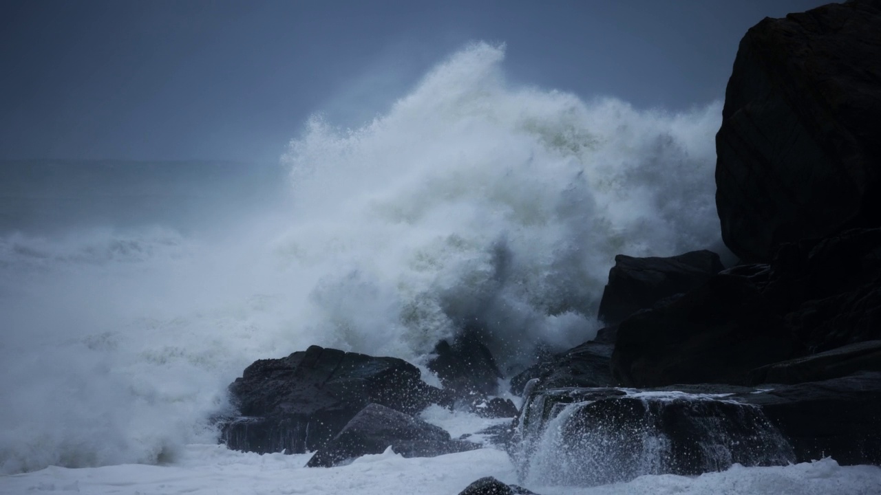 海浪涌向岩石视频素材