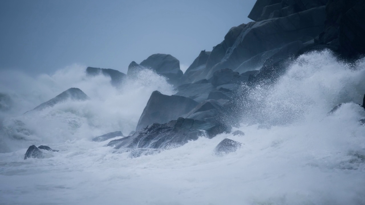 海浪打在岩石上，慢动作视频素材