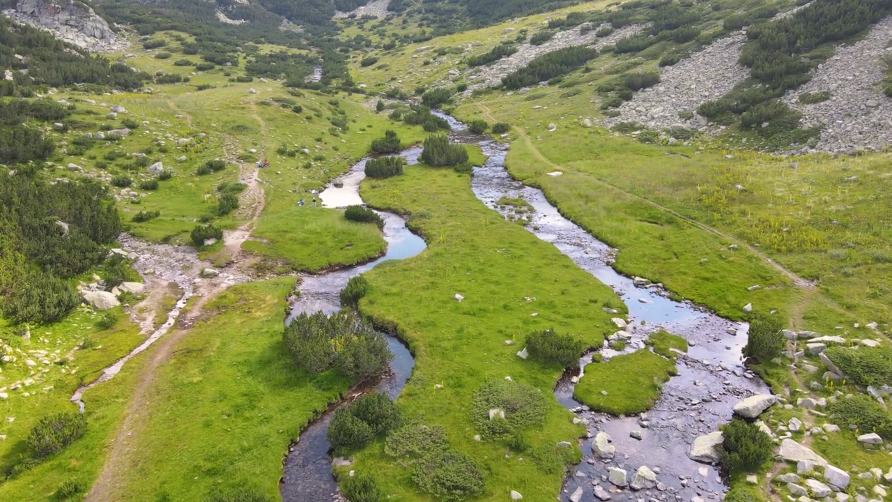 保加利亚皮林山的班德里察河鸟瞰图视频素材