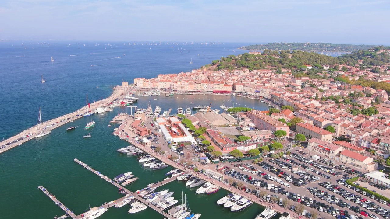 圣特罗佩(法国):在圣特罗佩(Les Voiles de Saint-Tropez)帆船比赛期间俯瞰法国里维埃拉(Riviera)的城市，地中海上著名的码头和许多游艇和帆船——从空中俯瞰欧洲的景观全景视频素材