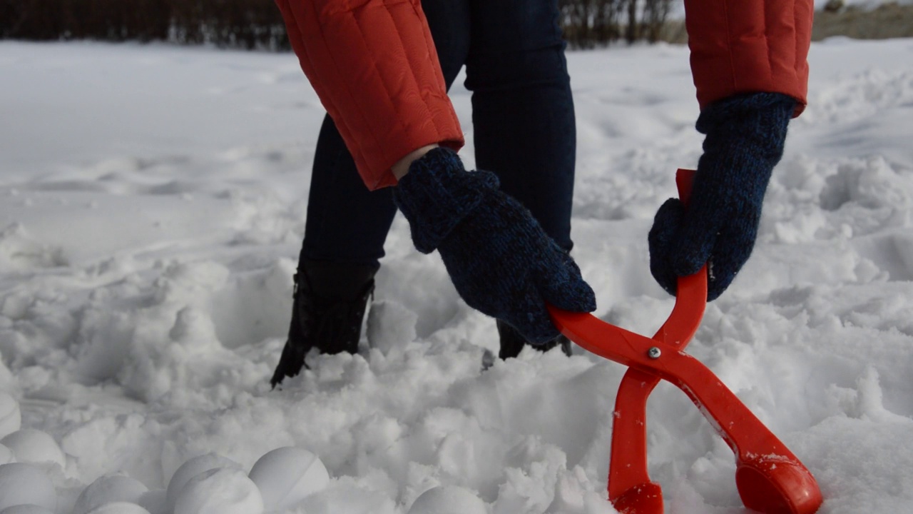 有趣的冬季游戏，在雪地里建模打雪仗。视频素材