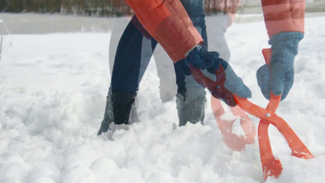 有趣的冬季游戏，在雪地里建模打雪仗。视频素材