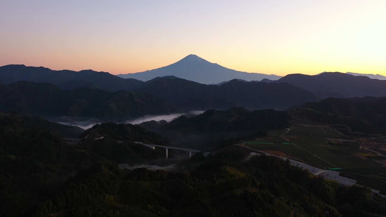 日本静冈县，空中俯瞰富士山和山路视频素材