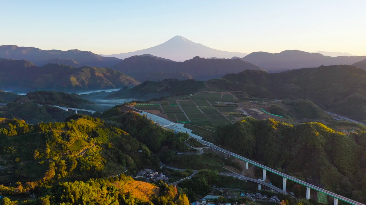 日本静冈县，空中俯瞰富士山和山路视频素材