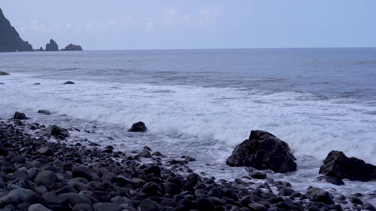 有海浪和悬崖的岩石海滩的海景视频素材