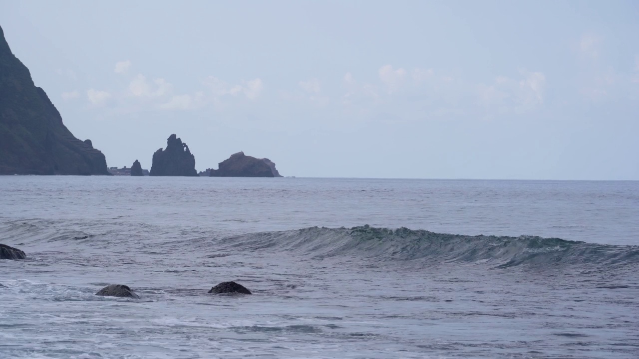 有海浪和悬崖的岩石海滩的海景视频素材