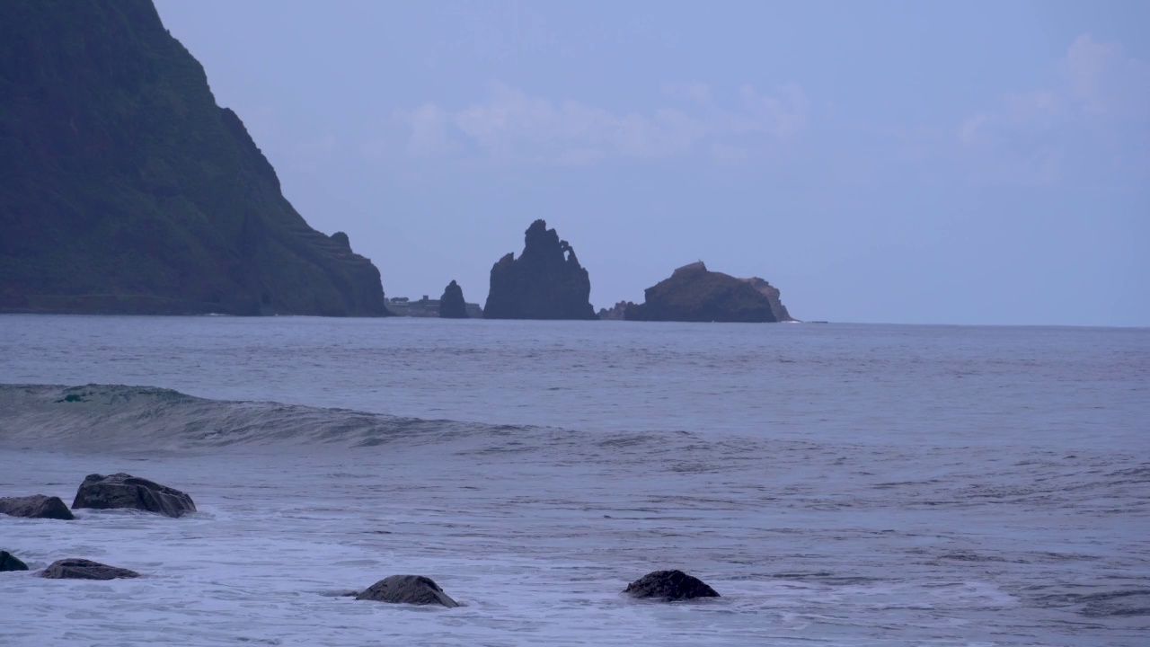 有海浪和悬崖的岩石海滩的海景视频素材