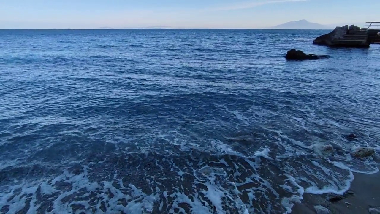 卡普里-从海岸俯瞰提比略的浴场视频素材