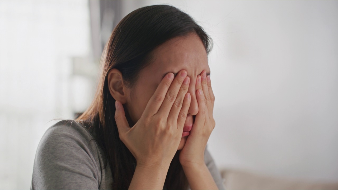 苦恼的女商人看着笔记本电脑，对生意失败感到沮丧视频素材