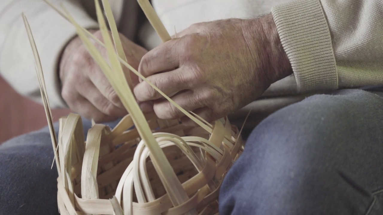 土耳其大师用木棍编织篮子。4 k特写。工艺的概念。视频素材