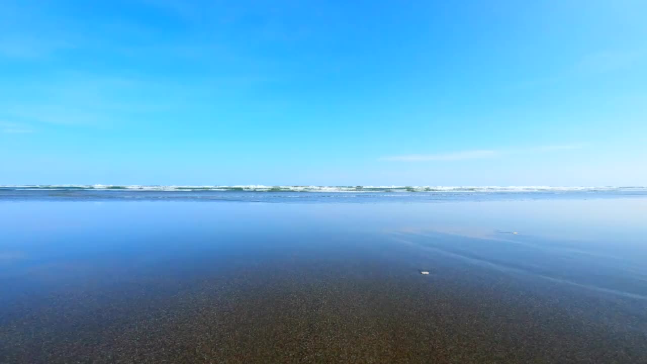 飞溅的波浪在海滩上。视频素材