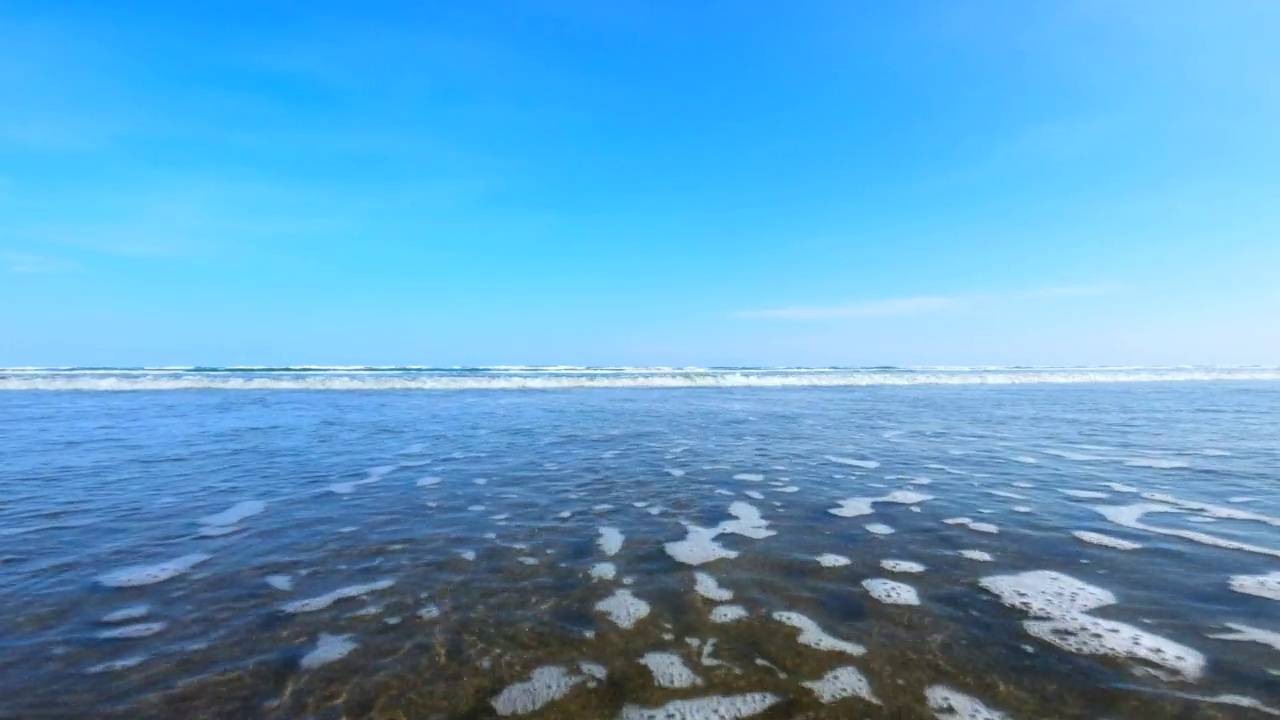 飞溅的波浪在海滩上。视频素材