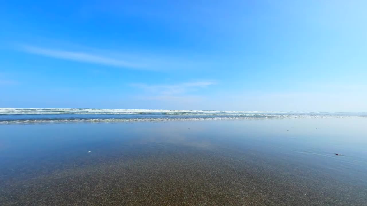 沙滩上溅起的浪花。视频素材