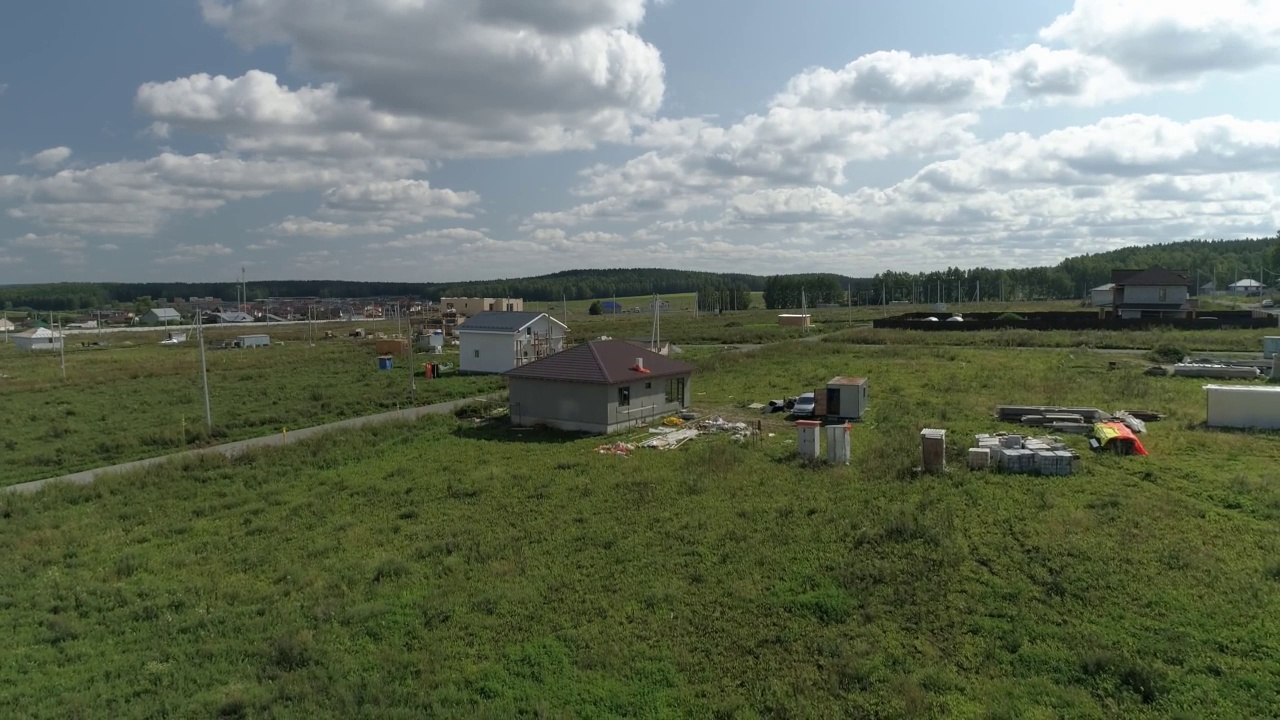 在新村舍里建造房屋。空中视频素材