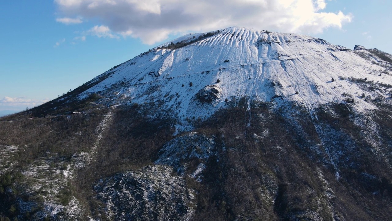 冬季的维苏威火山。维苏威火山及其周边景观。航空摄影。视频素材