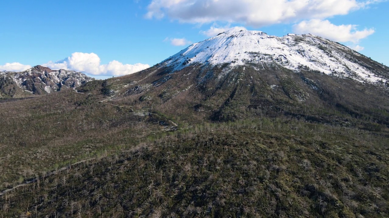 冬季的维苏威火山。维苏威火山及其周边景观。航空摄影。视频素材