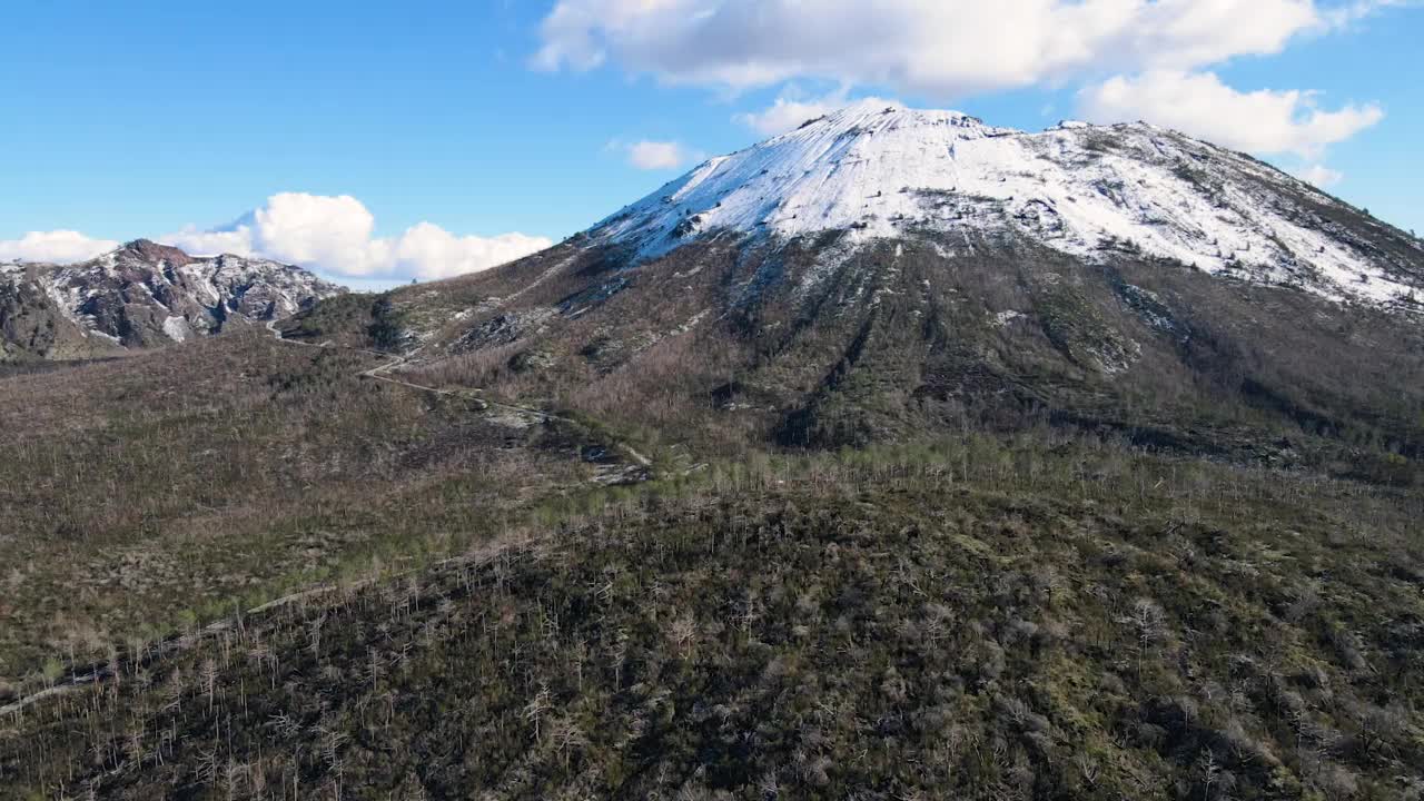 冬季的维苏威火山。维苏威火山及其周边景观。航空摄影。视频素材