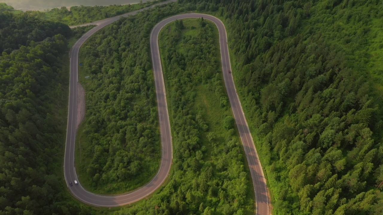 从四轴飞行器上俯瞰蜿蜒的道路。视频素材