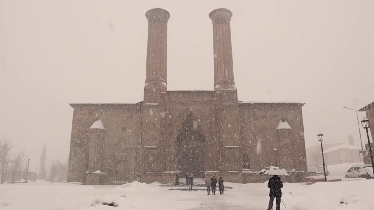 土耳其埃尔祖鲁姆遭遇暴风雪。
土耳其旅游。双子尖塔学校(土耳其语:Çifte Minareli Medrese)。双塔马德拉萨，马德拉萨。伊斯兰古建筑上的雪，冬季视频素材