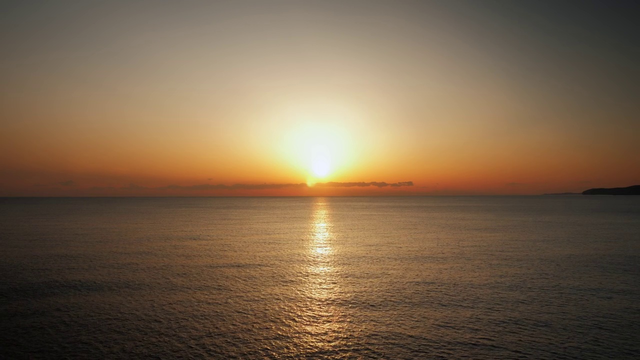 海上惊人的日落。地平线上的橙色夕阳。日出时的橙色和红色云景。五颜六色的日落在海景上视频素材