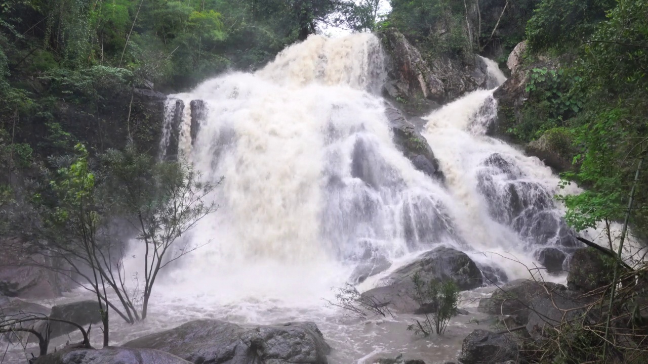 湄华瀑布在湄华国家公园，Thoen区，兰邦省，泰国视频素材