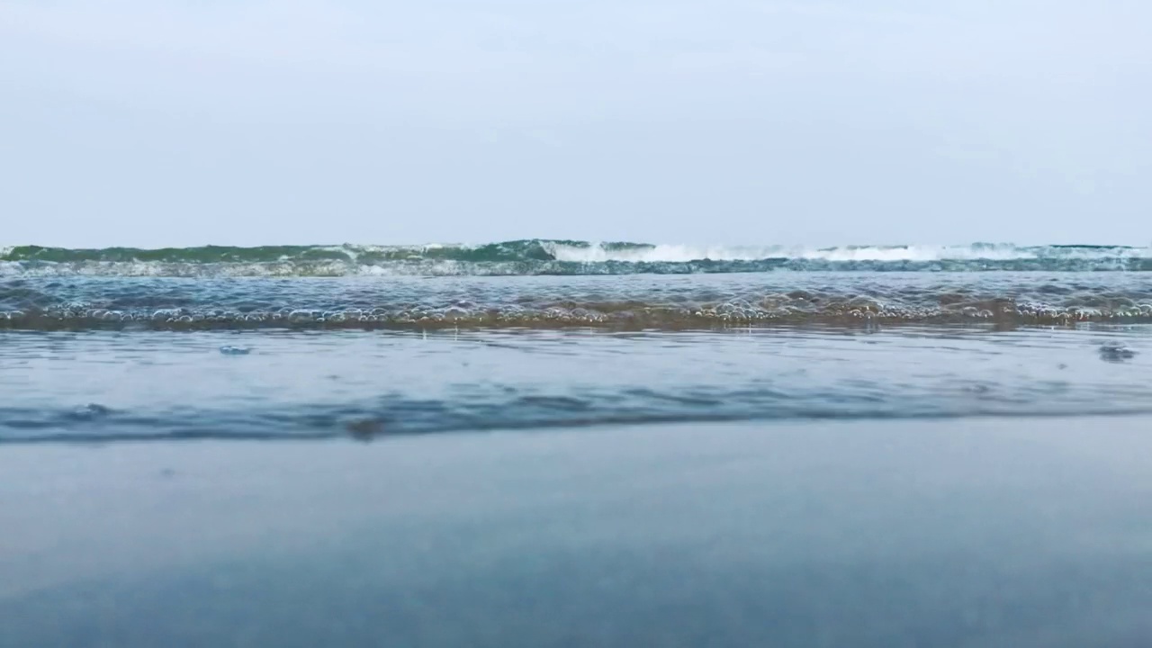 夏日沙滩上的波浪视频下载