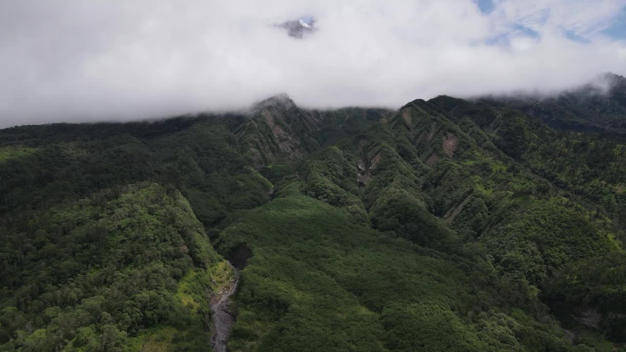 在印度尼西亚的热带森林、山脉和山谷中飞行的鸟瞰图。视频素材