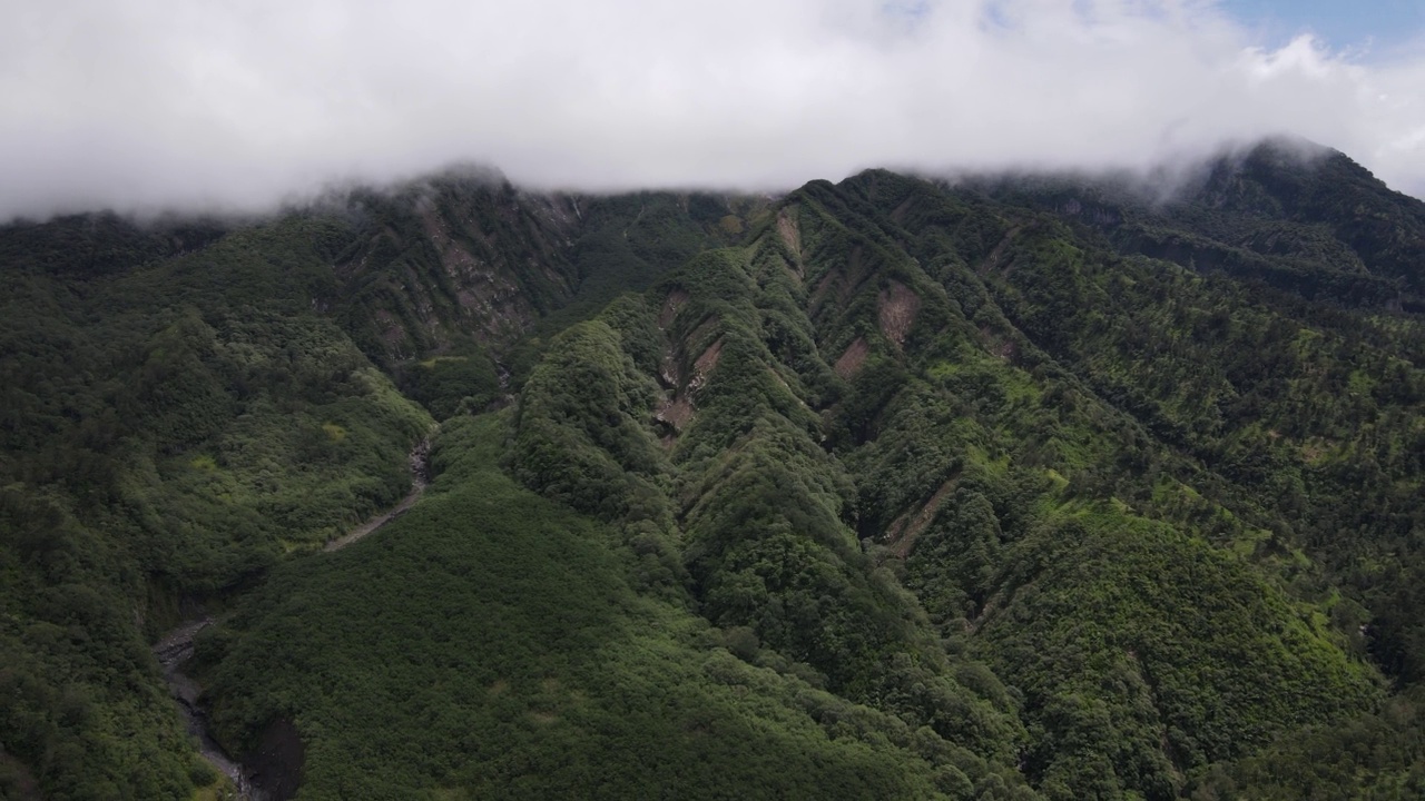 在印度尼西亚的热带森林、山脉和山谷中飞行的鸟瞰图。视频素材
