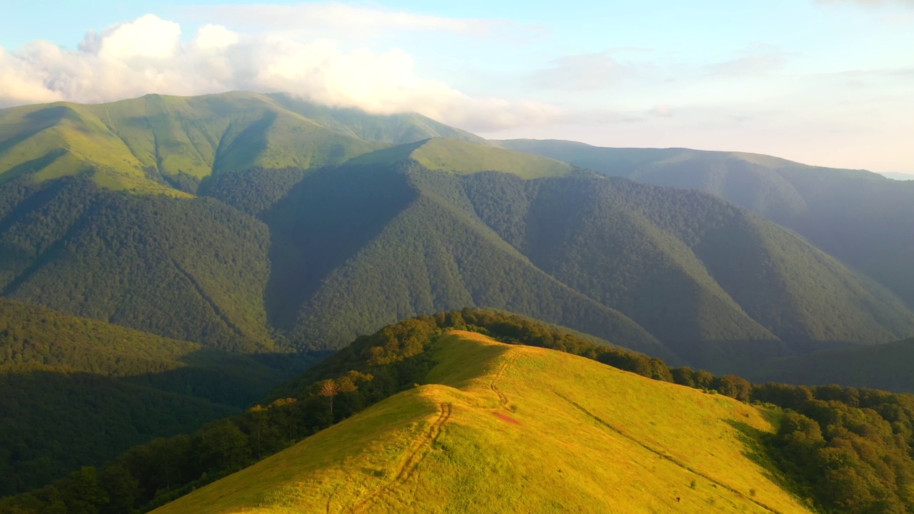 阳光下的青山，鸟瞰。视频素材