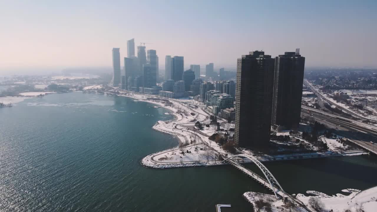 冰冻海湾的现代建筑鸟瞰图视频素材