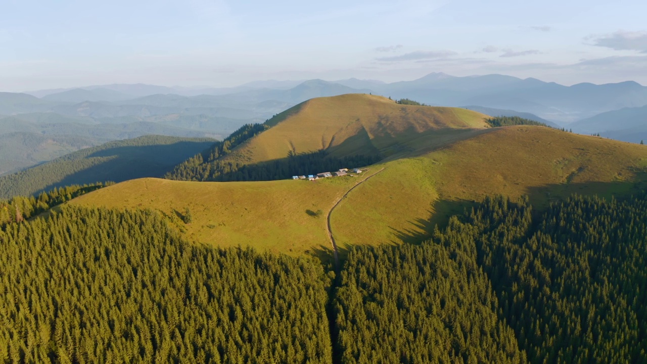 从鸟瞰高山聚居的青山。视频素材