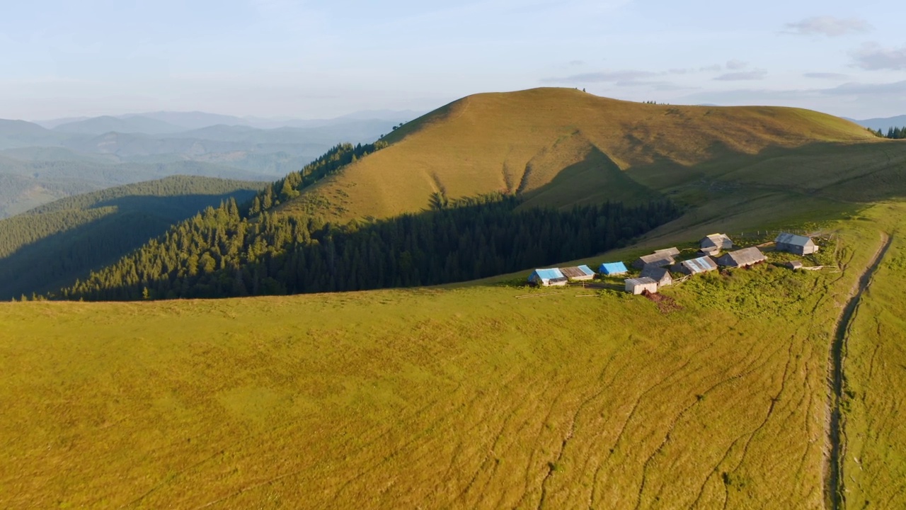 从鸟瞰高山聚居的青山。视频素材