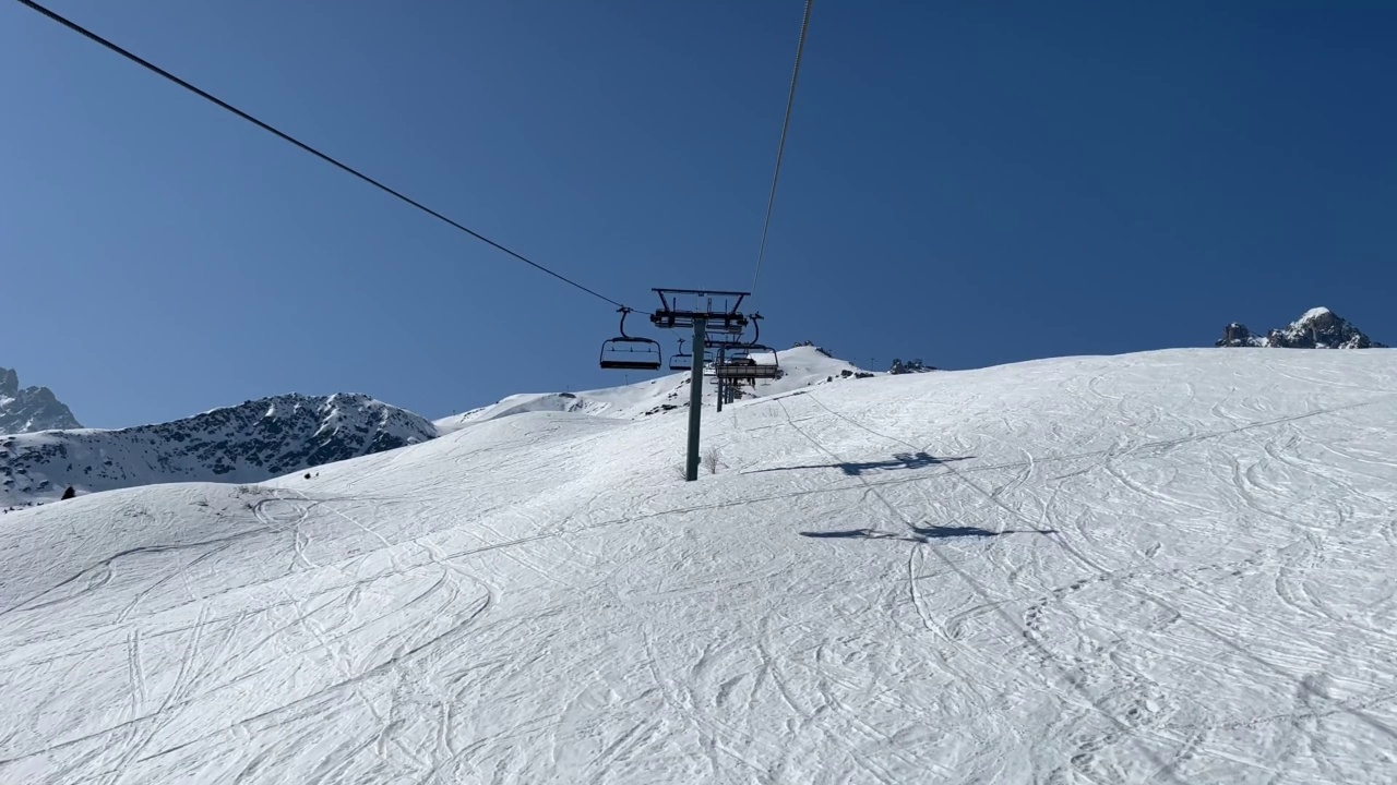 冬季滑雪胜地上空的滑雪缆车视频素材