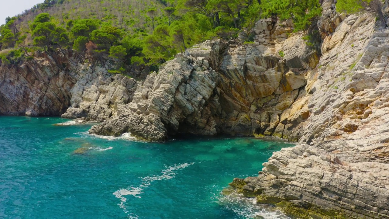 鸟瞰前往Petrovac的海岸线和亚得里亚海风景。视频素材