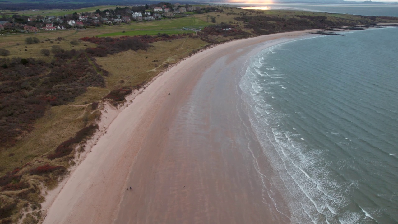 苏格兰海滩，Musselburgh，英国(空中)视频素材