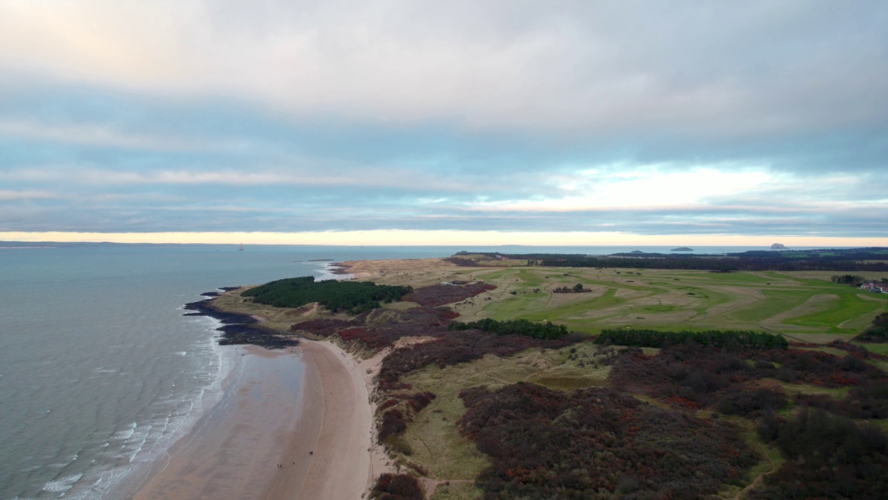 苏格兰海滩，Musselburgh，英国(空中)视频素材