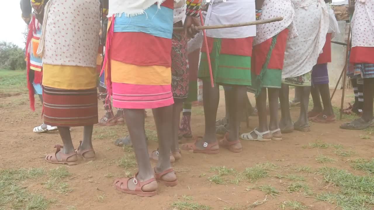 脚的特写-单身桑布鲁男人和女人聚集在一起表演传统的跳跃舞蹈。视频下载