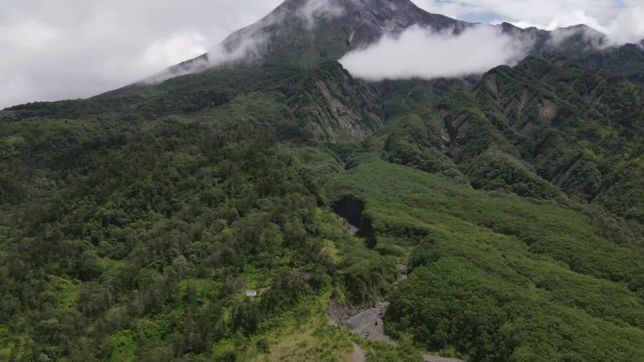 印度尼西亚默拉皮山的鸟瞰图视频素材