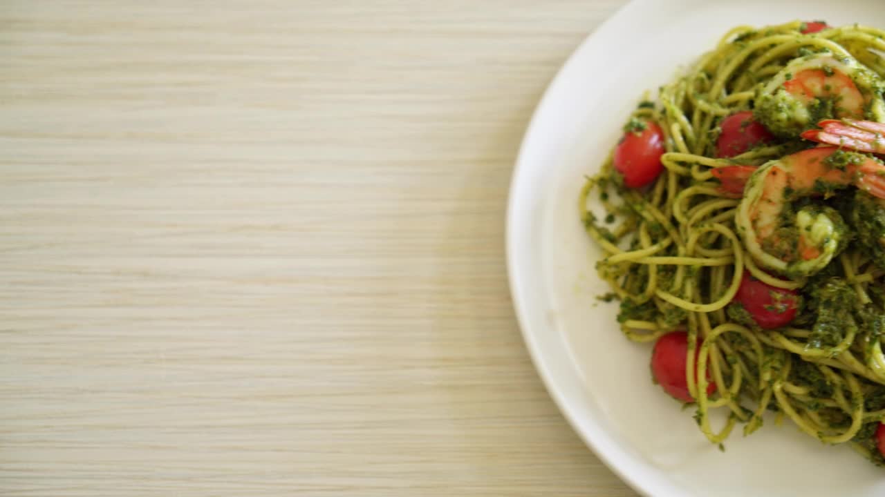 意大利面配大虾或自制香蒜沙司虾仁-健康食品风格视频素材