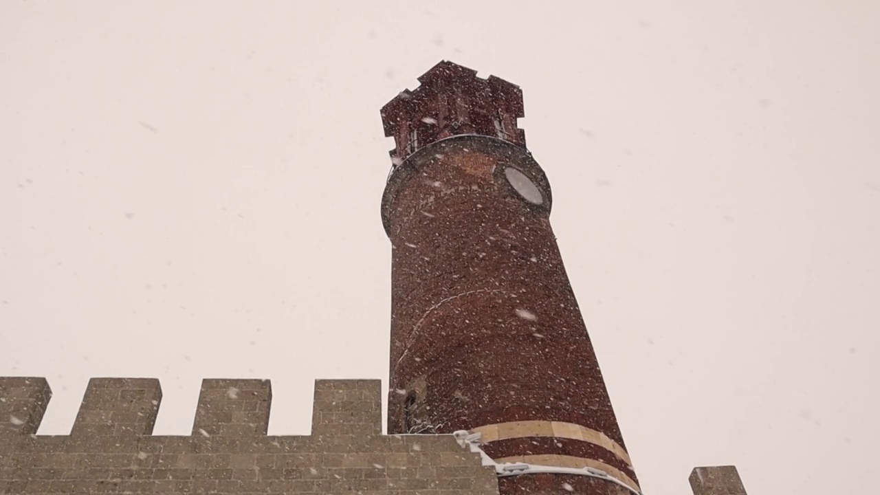 土耳其埃尔祖鲁姆遭遇暴风雪。
雪花落在埃尔祖鲁姆城堡的钟塔上(土耳其语:埃尔祖鲁姆卡莱西)。
伊斯兰古建筑。
冬天天气寒冷，有暴风雪。
降雪视频素材