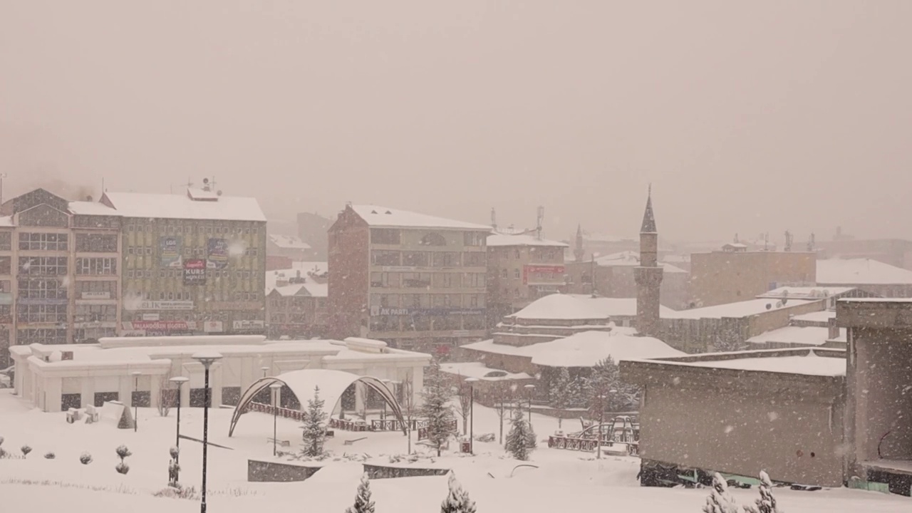 土耳其埃尔祖鲁姆市的俯视图，暴风雪期间。
冬天天气寒冷，有暴风雪。
市中心下起了雪。
冻结，冻结，冻结，冰视频素材