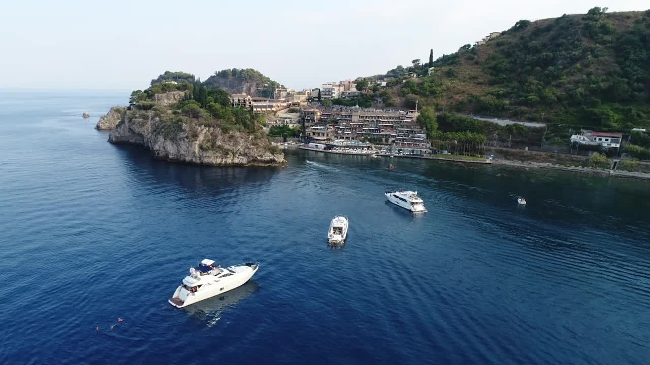 意大利西西里岛，陶尔米纳，里维埃拉海岸线的航拍图视频下载