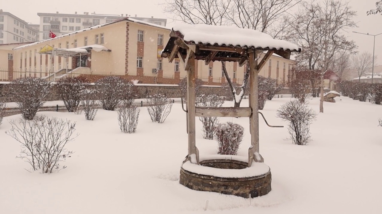 土耳其埃尔祖鲁姆遭遇暴风雪。
雪落在古老的水井上。
冬天天气寒冷，有暴风雪。
老建筑上的雪。
前往土耳其。
冻结，冻结，冻结，冰视频素材